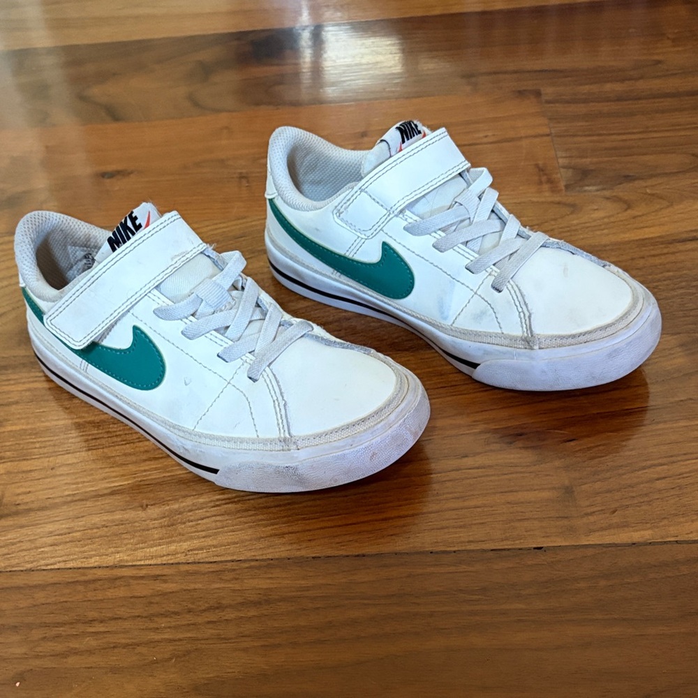 Nike Kids Sneakers in White and Green